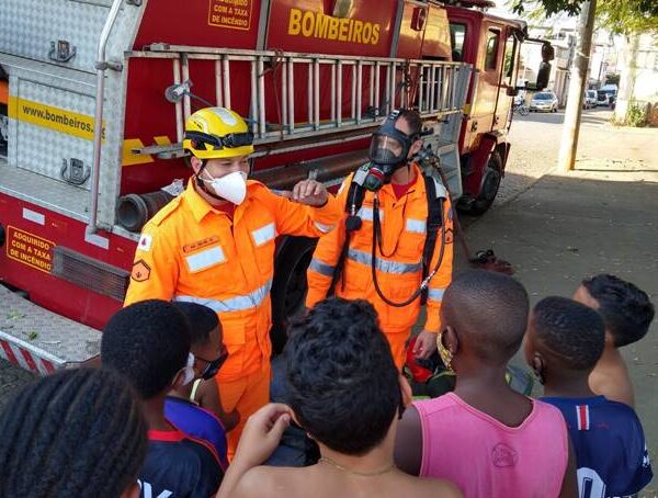 Corpo de Bombeiros comemora 6 anos em Leopoldina com atividades para crianças de projeto social
