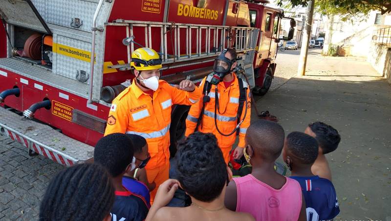 Corpo de Bombeiros comemora 6 anos em Leopoldina com atividades para crianças de projeto social