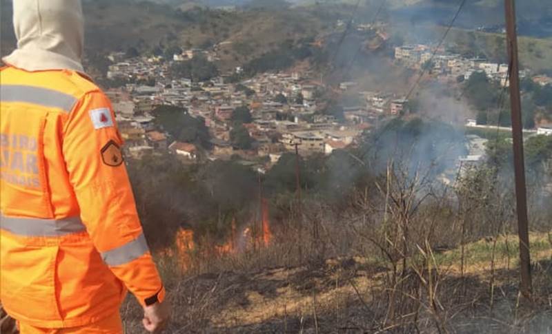 Incêndio consome 2 hectares de vegetação em Além Paraíba