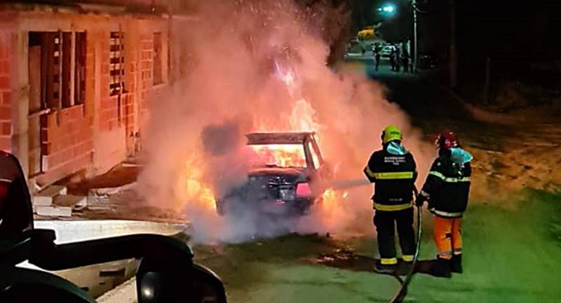 Corpo de Bombeiros controla incêndio em carro no Alto do Cemitério em Leopoldina