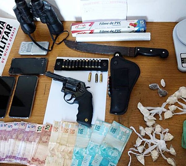 Operação da PM prende duas pessoas e apreende arma e drogas em Argirita