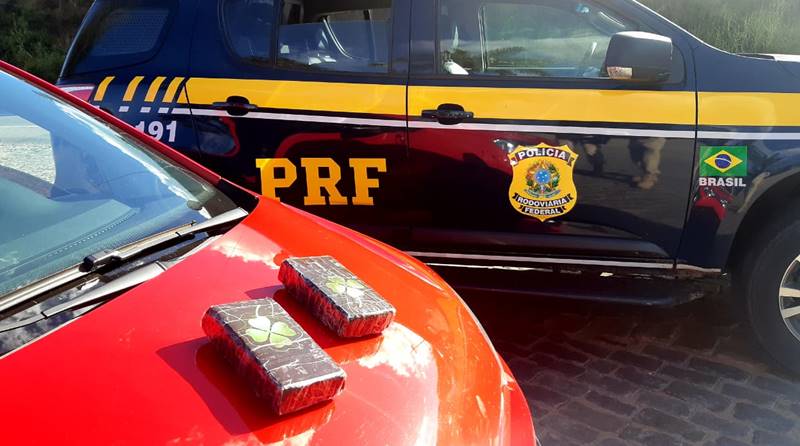 PRF prende motorista de carro que levava 2 kg de cocaína de Laranjal para Itaperuna