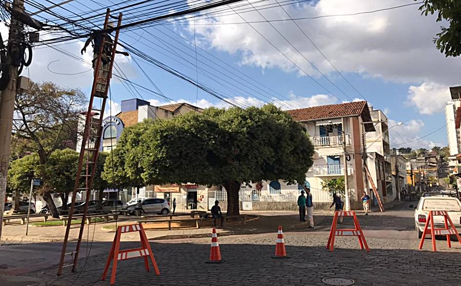 Caminhão arrebenta fios de energia e interdita trânsito na região da Praça do Ginásio em Leopoldina