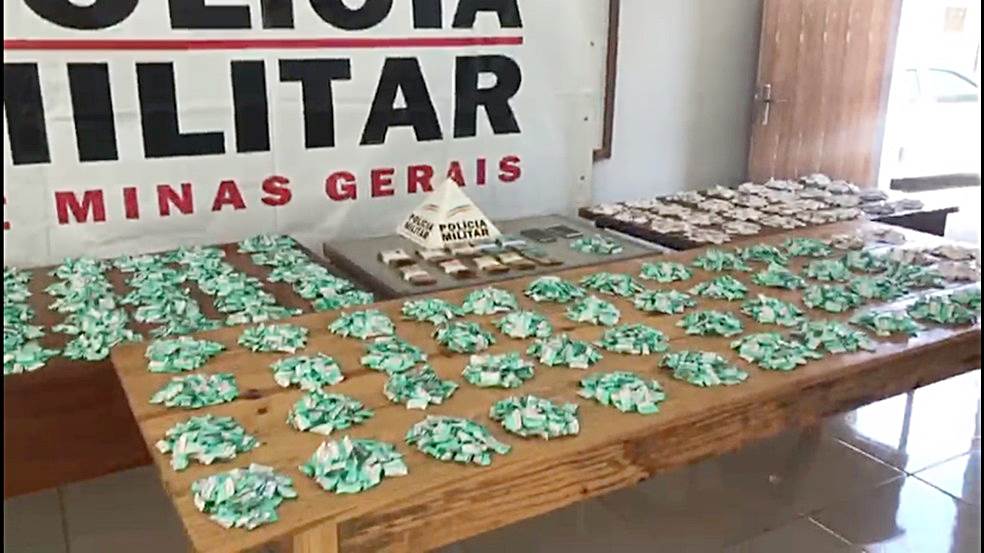 Dupla é presa com 6.280 papelotes de cocaína e mais de R$ 26 mil em São João Nepomuceno