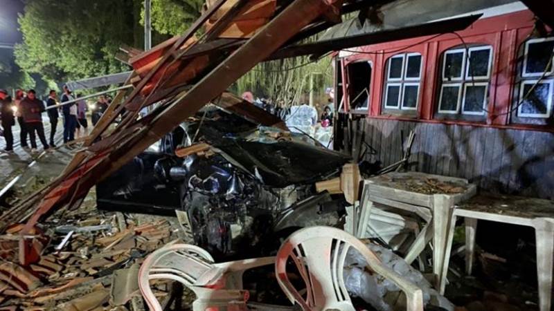 Carro desgovernado bate em vagão de lanches e deixa um morto no Centro de Cataguases