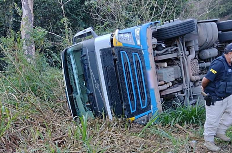 Carreta frigorífica tomba na BR-116 em Leopoldina