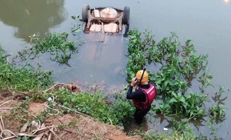 Homem morre após carro cair no Rio Muriaé