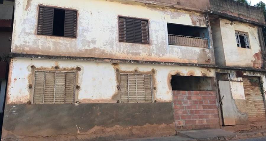 Casa abandonada preocupa moradores da Mina de Ouro em Leopoldina