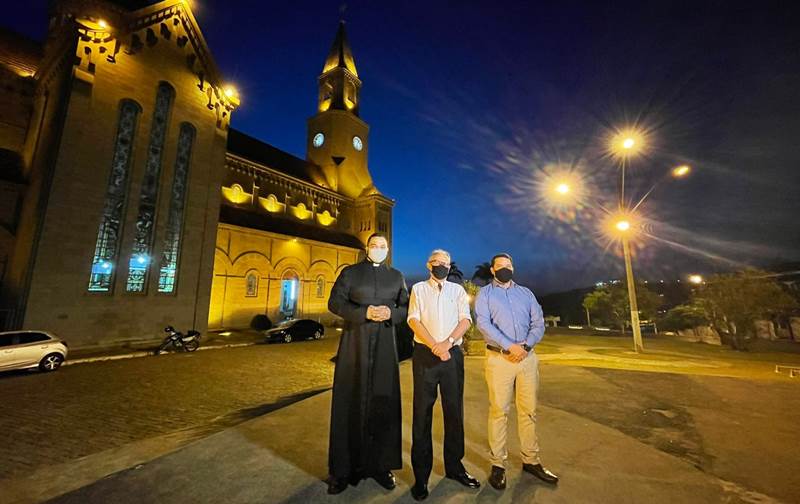 Parceria entre Prefeitura e Energisa revitaliza iluminação da Catedral de Leopoldina
