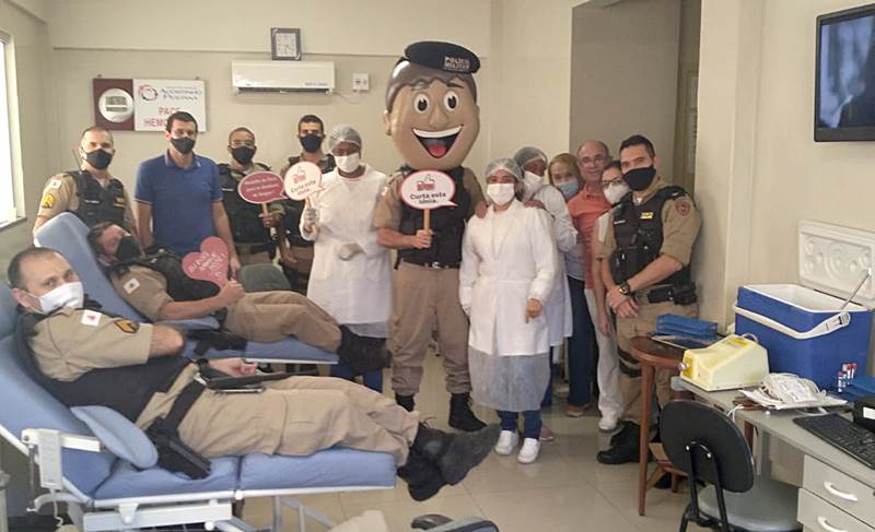 Policiais militares de Leopoldina aderem à campanha de doação de sangue em comemoração ao Dia do Soldado