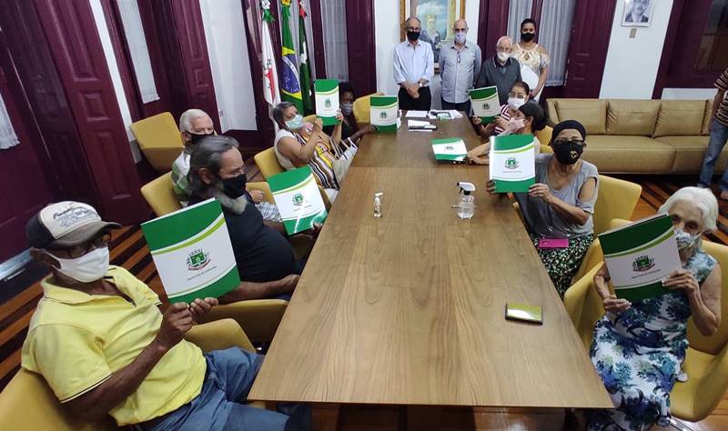 Prefeitura de Leopoldina entrega escrituras de casas populares para 11 famílias