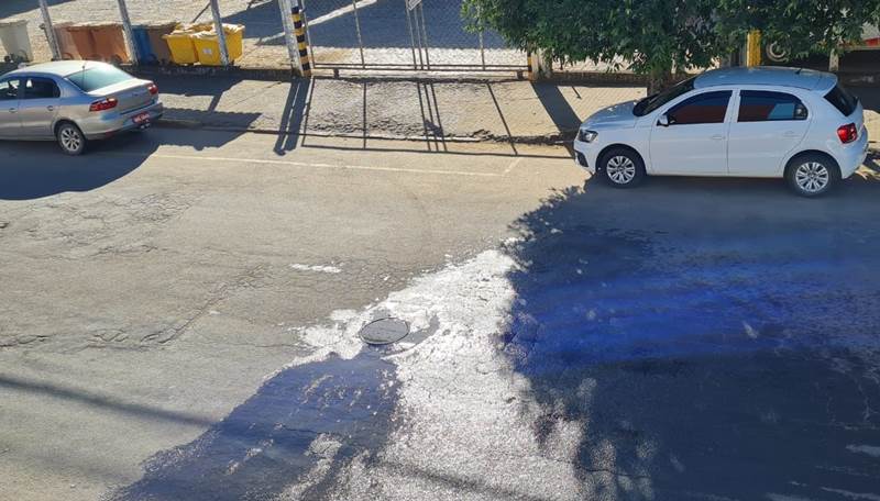 Vazamento de esgoto incomoda moradores da Getúlio Vargas em Leopoldina