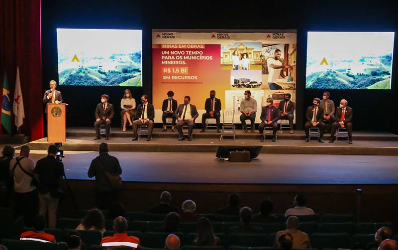 Governador assina autorização para repasse de R$ 1,5 bilhão aos municípios mineiros