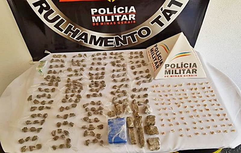 PM apreende grande quantidade de drogas em casa abandonada em Muriaé