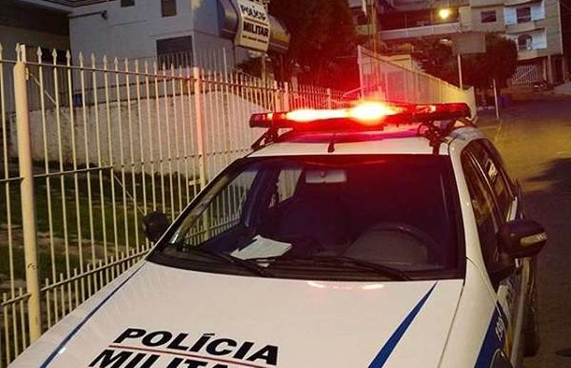 Duas pessoas são feitas reféns durante assalto a bar em Muriaé