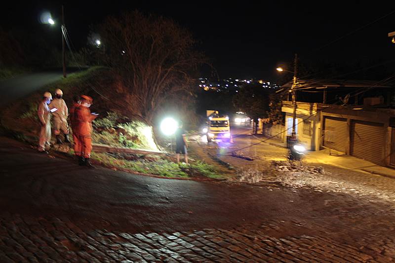 Poste cai após ser atingido por veículo na Mina de Ouro em Leopoldina