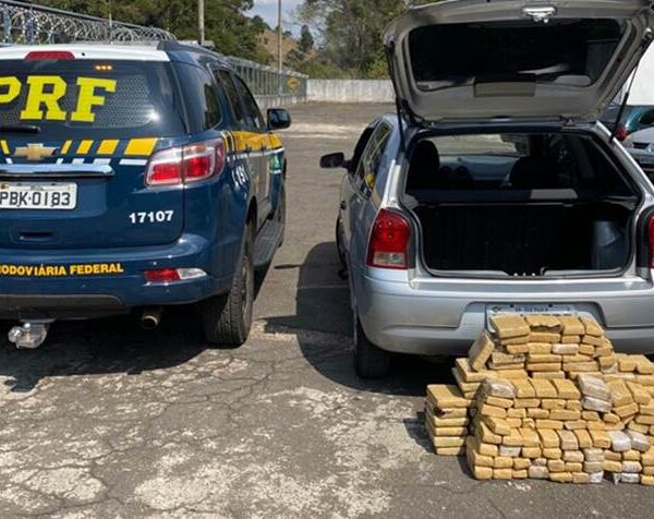 Em 24 horas, PRF apreende mais de 340 tabletes de maconha em Juiz de Fora