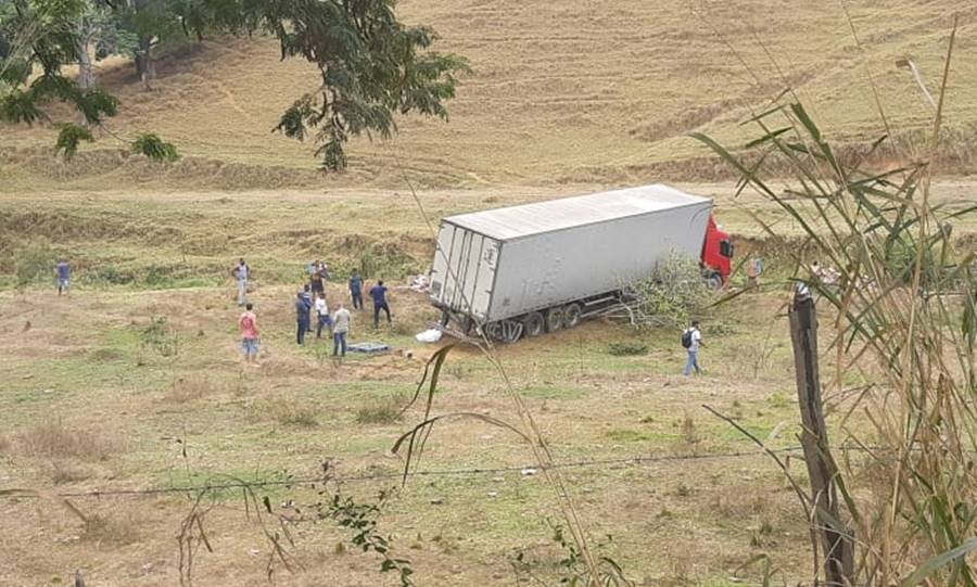 PRF de Leopoldina recupera carga saqueada de carreta acidentada em Além Paraíba
