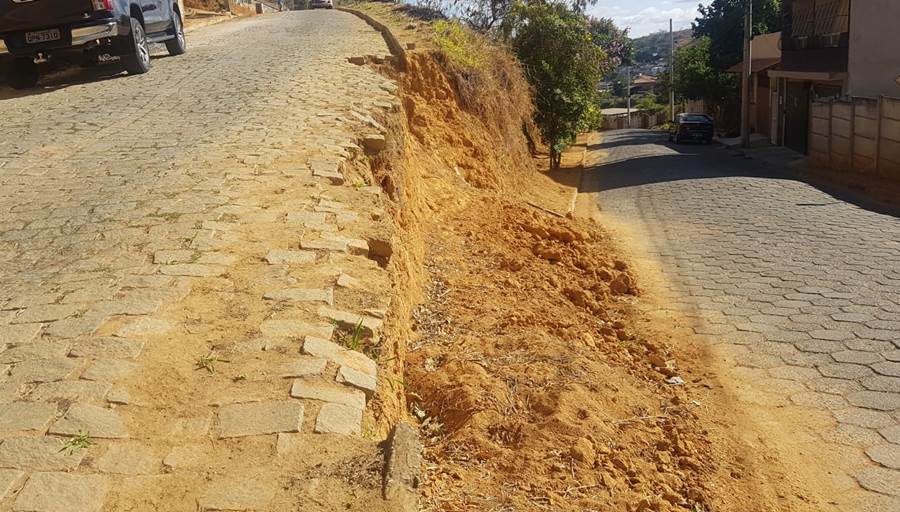 Moradores alertam para risco de desmoronamento de rua na região do Seminário