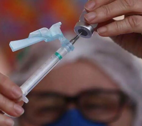 Leopoldina aplica 4ª dose contra Covid para pessoas com 55 anos ou mais a partir desta segunda