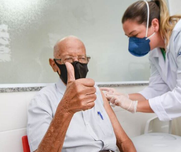 Vacinação contra Covid impediu a morte de até 11 mil idosos em Minas