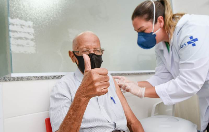 Vacinação contra Covid impediu a morte de até 11 mil idosos em Minas