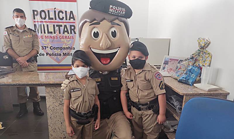 Crianças comemoram Dia do Soldado no quartel da PM em Leopoldina
