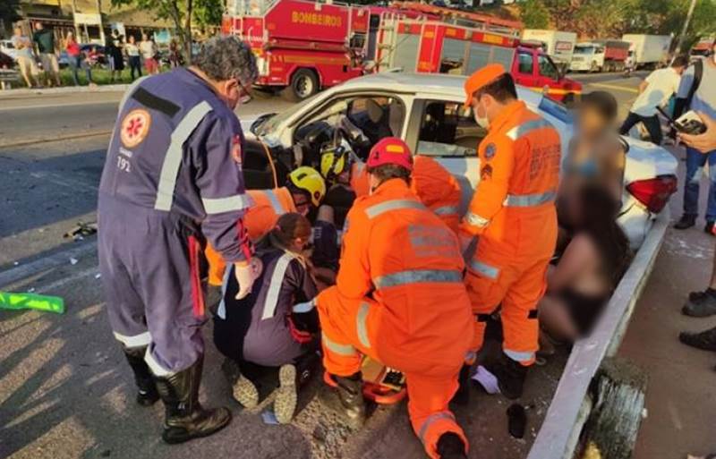 Acidente entre carro e carreta deixa seis feridos na BR-356 em Muriaé