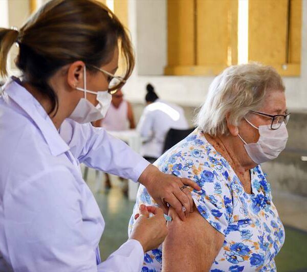 Leopoldina volta a aplicar dose de reforço em idosos a partir desta segunda-feira