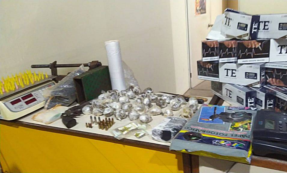 Polícias Civil e Militar prendem suspeito e encontram arma e drogas enterradas em Cataguases