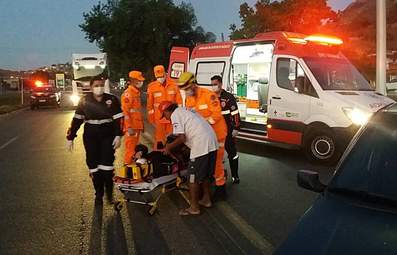 Colisão entre carro e moto deixa mulher ferida na BR-116 em Leopoldina