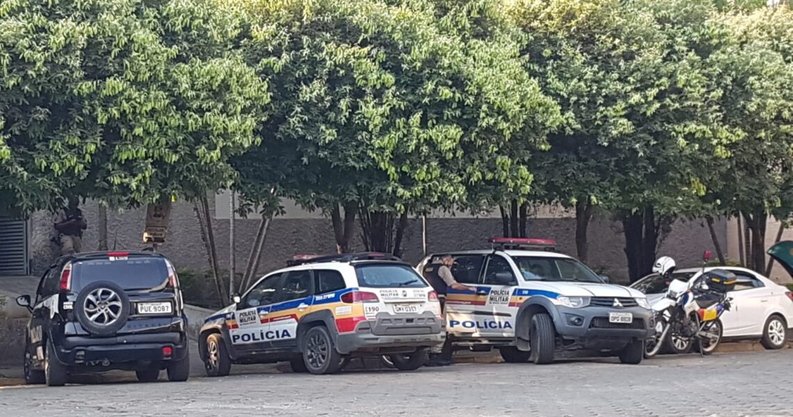 PM de Leopoldina prende suspeitos de assaltar e ferir idoso na Praça do Rosário