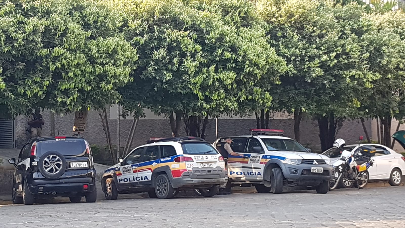 PM de Leopoldina prende suspeitos de assaltar e ferir idoso na Praça do Rosário