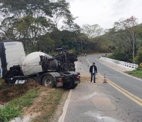 Carreta carregada com produto químico tomba na BR-267 em Argirita e motorista sai ileso