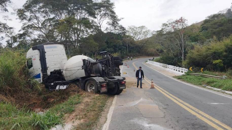 Carreta carregada com produto químico tomba na BR-267 em Argirita e motorista sai ileso