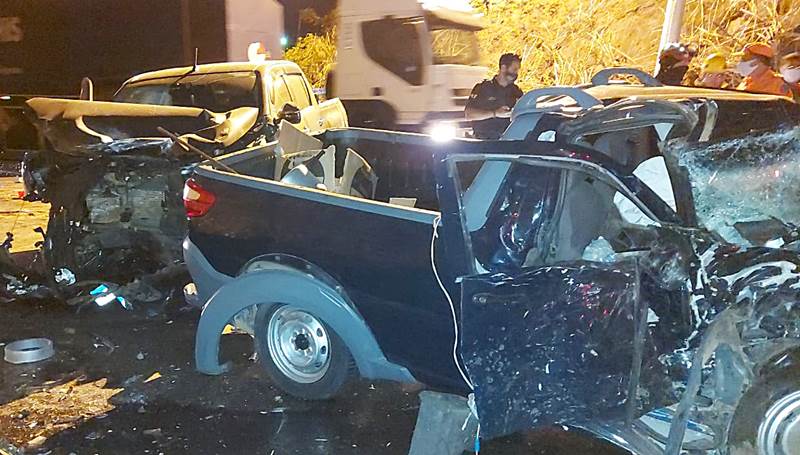 Colisão entre duas caminhonetes deixa feridos na BR-116 em Além Paraíba