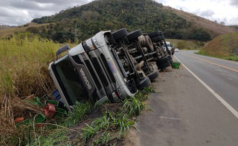Carreta tomba na BR-116 em Leopoldina e motorista fica ferido