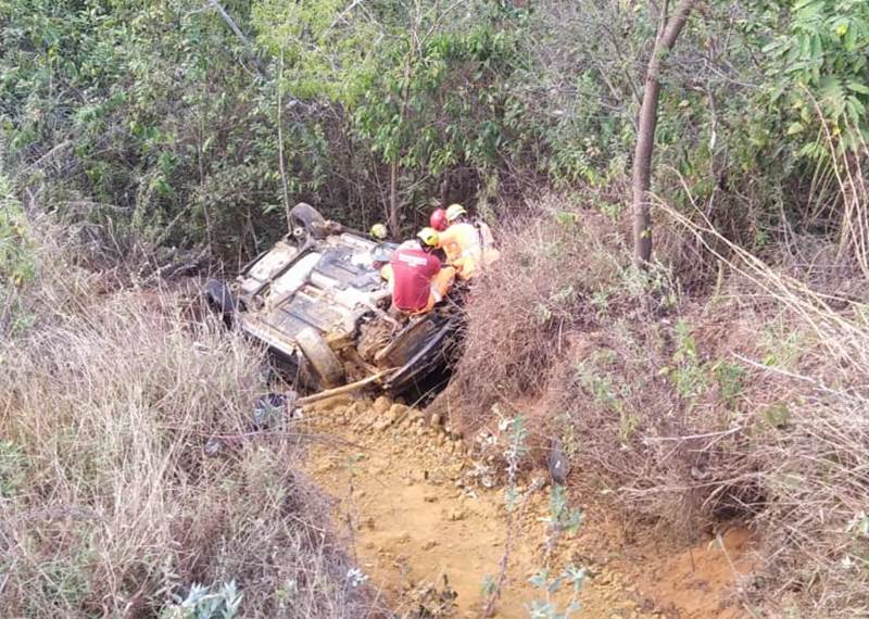 Carro cai em ribanceira e deixa feridos próximo à estrada velha de Cataguases