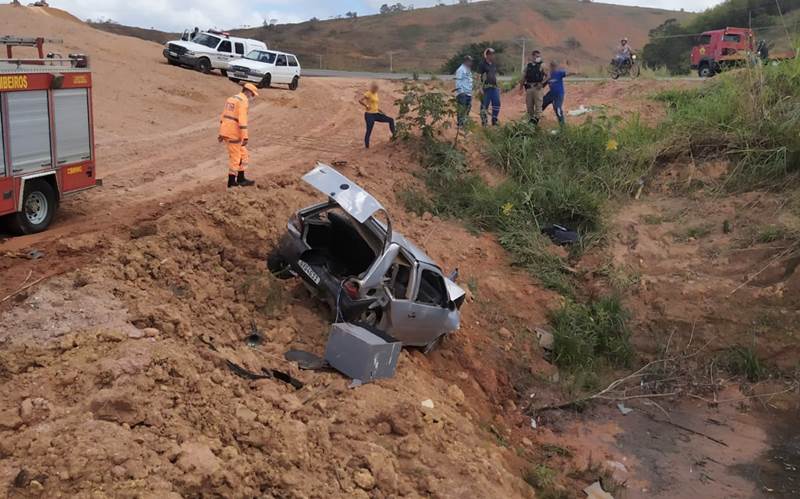 Jovem fica ferido em Leopoldina após carro capotar no perímetro urbano da BR-116