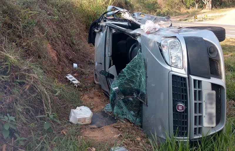 Carro capota após bater em carreta na BR-267 em Argirita