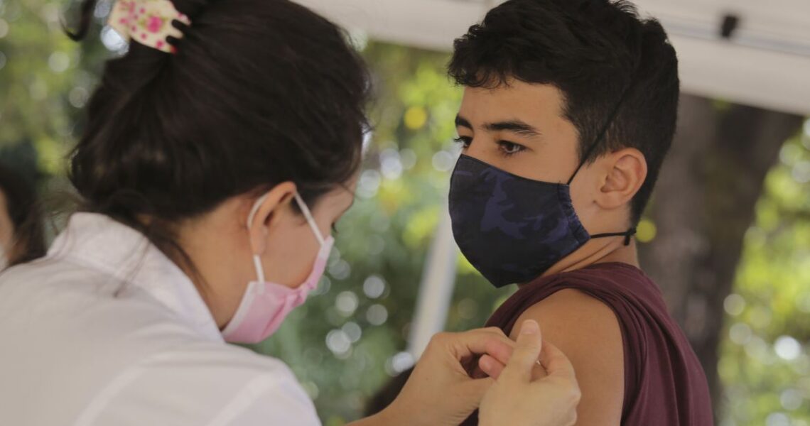 Covid: Ministério da Saúde volta atrás e libera vacinação de adolescentes