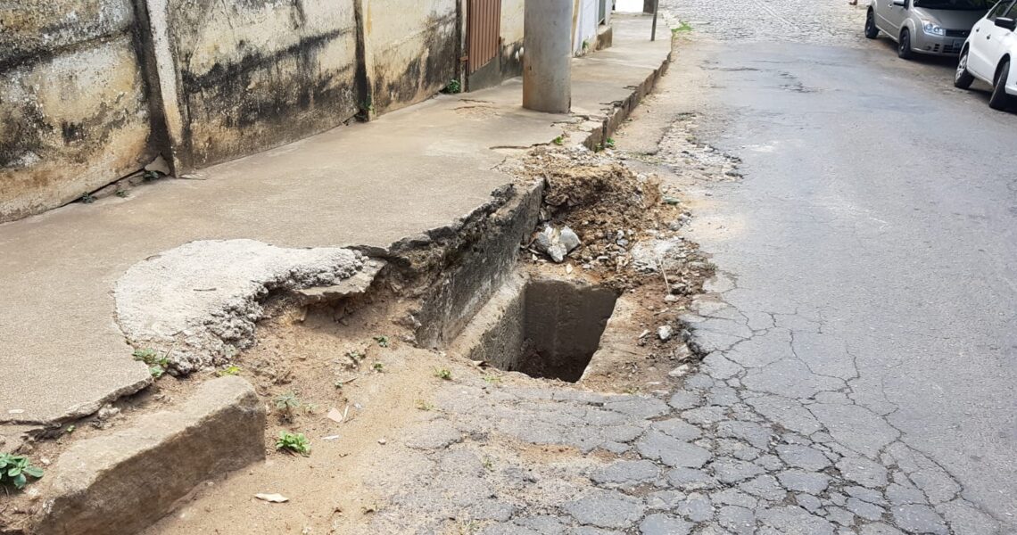 Moradores alertam para bueiros sem manutenção no Centro de Leopoldina