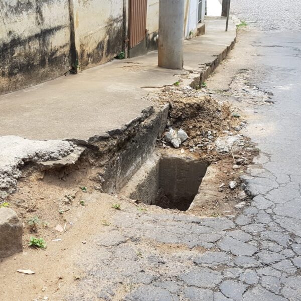 Moradores alertam para bueiros sem manutenção no Centro de Leopoldina