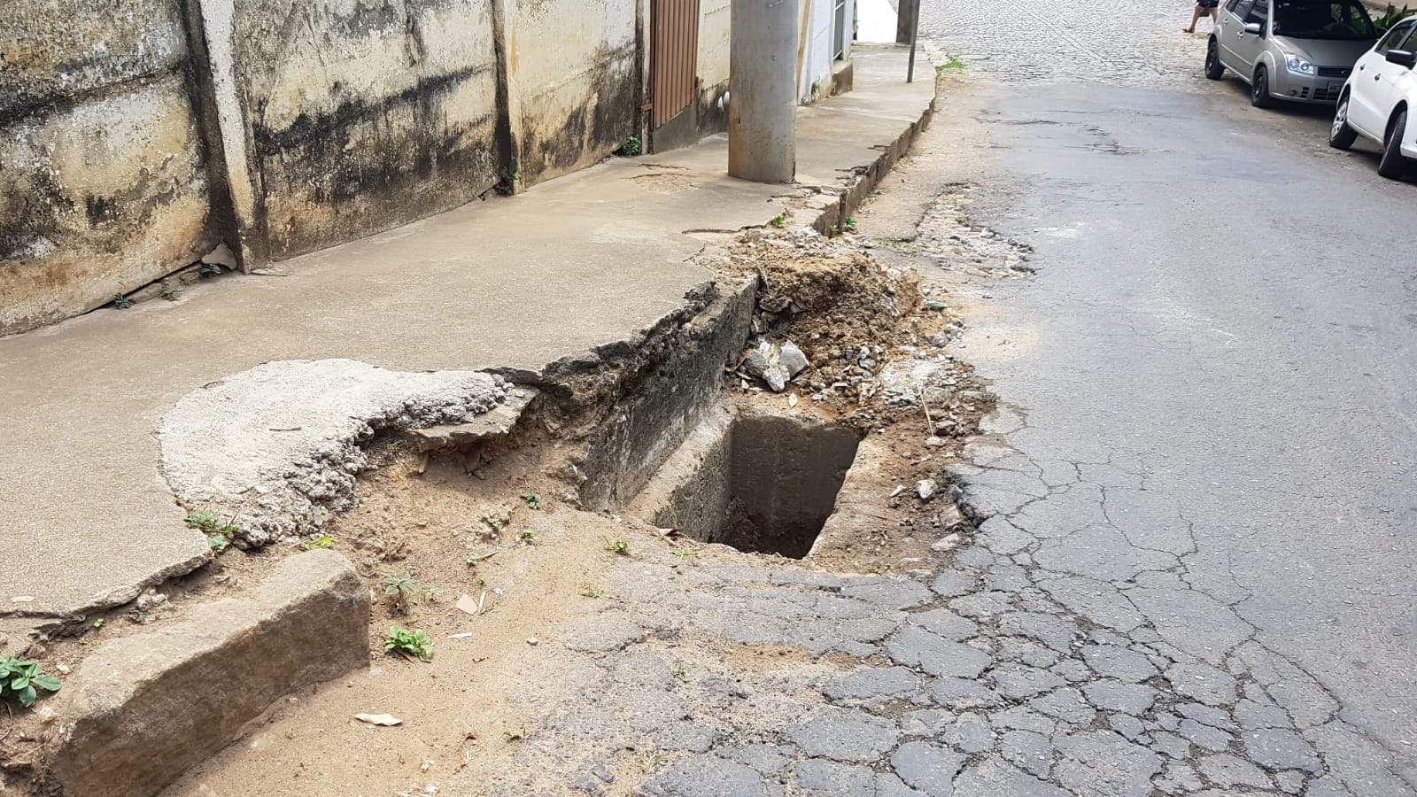 Moradores alertam para bueiros sem manutenção no Centro de Leopoldina