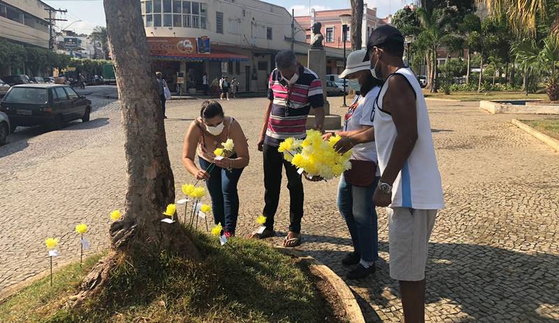 Setembro Amarelo: Equipe do CAPS realiza ação no Centro de Leopoldina