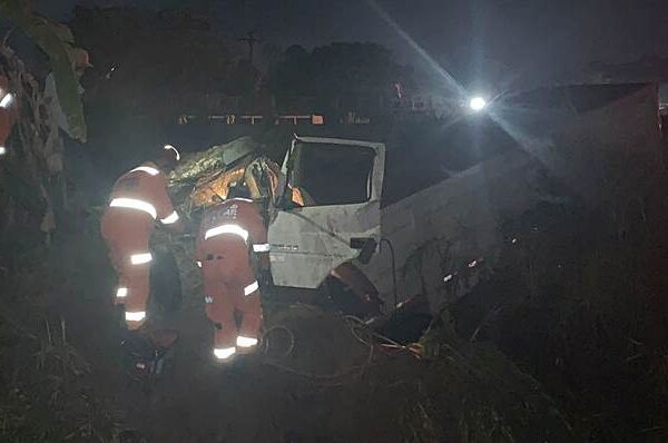 Carreta com bauxita tomba na BR-116 em Leopoldina e motorista fica ferido
