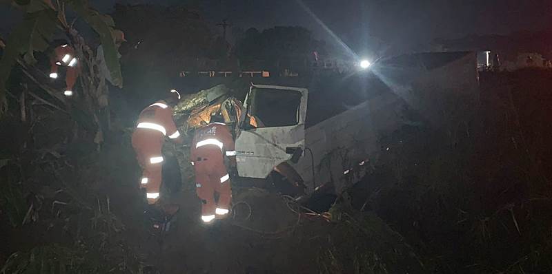 Carreta com bauxita tomba na BR-116 em Leopoldina e motorista fica ferido