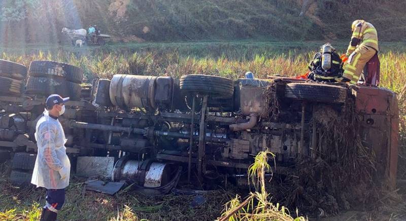 Carreta carregada de cachaça tomba e motorista fica ferido próximo a Bicas