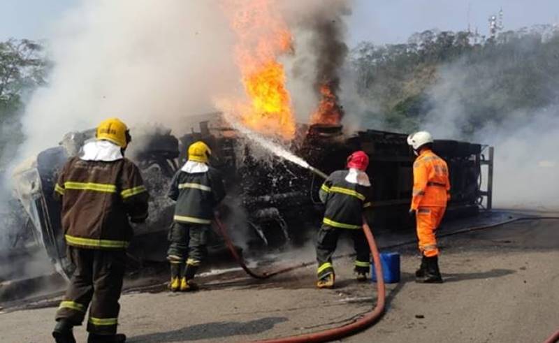 Carreta carregada com vidro tomba e pega fogo na Serra do Belvedere em Muriaé