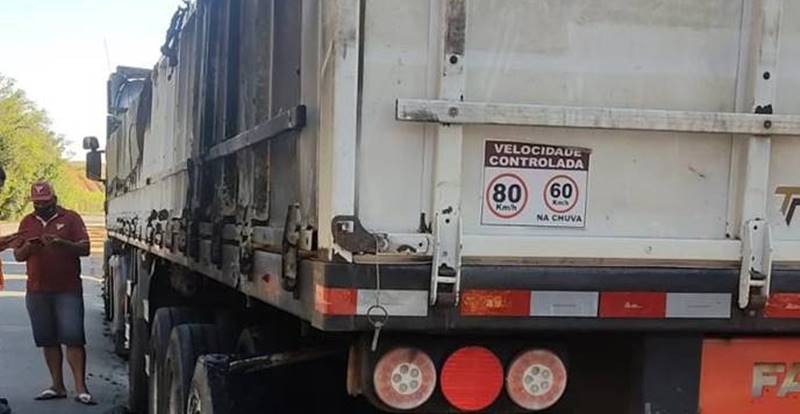Bombeiros combatem princípio de incêndio em carreta na BR-116 em Laranjal